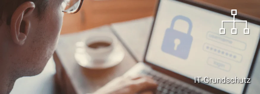 Person arbeitet an einem Laptop mit sichtbarem Schloss-Symbol auf dem Bildschirm, oben eingeblendetes Netzwerksymbol – Darstellung für Schulung im Bereich IT-Grundschutz.