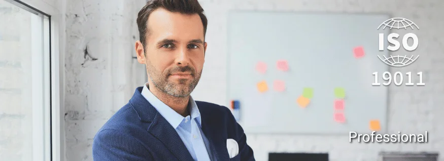 Person im Anzug vor Whiteboard mit ISO 19011-Siegel und Haftnotizen – Darstellung für ISO 19011 Professional Training im Bereich Auditmanagement.