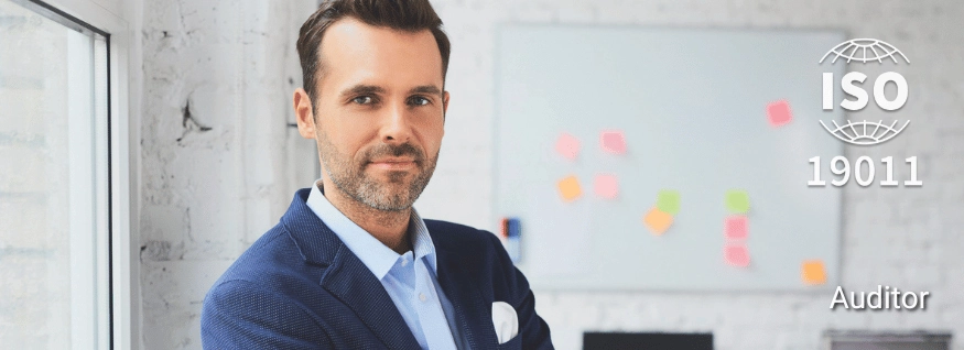 Person im Anzug vor Whiteboard mit ISO 19011-Siegel und Haftnotizen – Darstellung für ISO 19011 Professional Training im Bereich Auditmanagement.