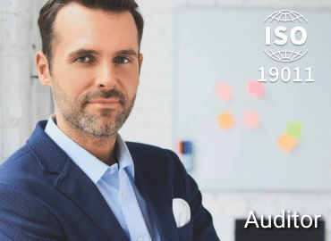 Person im Anzug vor Whiteboard mit ISO 19011-Siegel und Haftnotizen – Darstellung für ISO 19011 Professional Training im Bereich Auditmanagement.