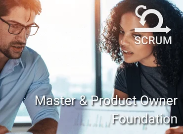 Zwei Personen im konzentrierten Gespräch vor einem Laptop, eingeblendet Scrum-Symbol – Darstellung für Scrum Master & Product Owner Foundation Training.