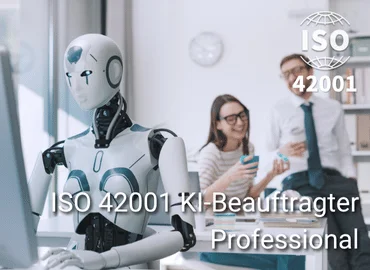 Humanoider Roboter im Vordergrund, zwei Personen im Hintergrund mit ISO 42001-Siegel – Darstellung für ISO 42001 KI-Beauftragter Professional Training im Kontext von Künstlicher Intelligenz und Managementsystemen.
