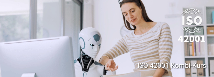 Person im Gespräch mit humanoidem Roboter an einem Arbeitsplatz, eingeblendet das ISO 42001-Siegel – Darstellung für ISO 42001 Kombi-Kurs im Bereich Management von Künstlicher Intelligenz.