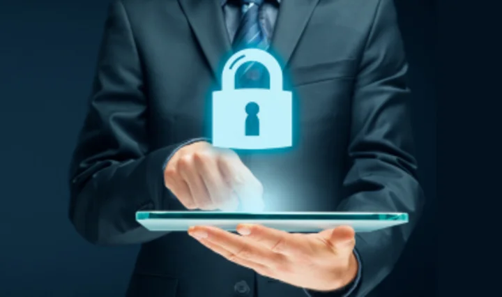 Zentrale Schlossgrafik über Tablet als Symbol für ganzheitliche Stärkung von Sicherheit, Verfügbarkeit und Resilienz digitaler Systeme