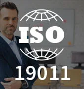Person im Anzug vor Bürohintergrund, darüber groß eingeblendet das ISO 19011-Siegel mit Weltkugel – Darstellung für Schulung oder Zertifizierung nach ISO 19011.