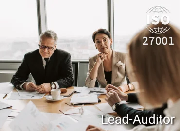 Lead-Auditor führt ISO-27001-Auditbesprechung mit Managementteam zur Bewertung des Informationssicherheits-Managementsystems.