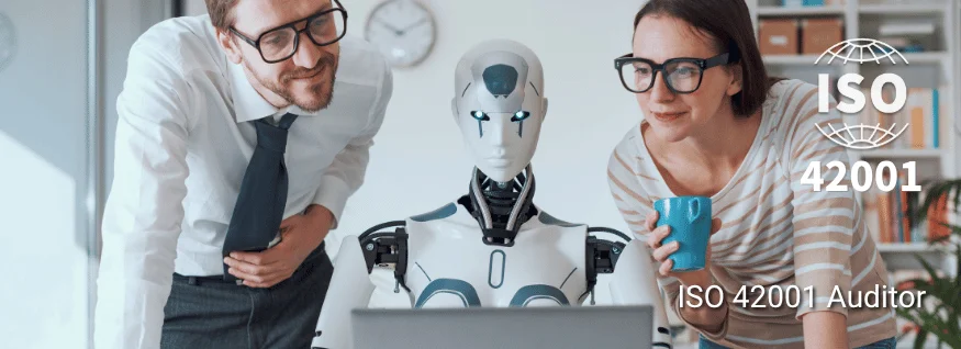 Zwei Personen mit Roboter vor einem Laptop, eingeblendet das ISO 42001-Siegel – Darstellung für ISO 42001 Auditor Training im Bereich Künstliche Intelligenz und Managementsysteme.
