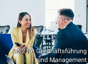 Zwei Personen im Gespräch in moderner Büroatmosphäre, eine davon mit Smartphone, eingeblendeter Text „NIS2 für Geschäftsführung und Management“ – Darstellung einer zielgruppenspezifischen Schulung zur NIS2-Richtlinie.