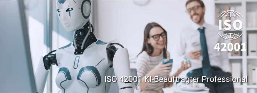 Humanoider Roboter im Vordergrund, zwei Personen im Hintergrund mit ISO 42001-Siegel – Darstellung für ISO 42001 KI-Beauftragter Professional Training im Kontext von Künstlicher Intelligenz und Managementsystemen.
