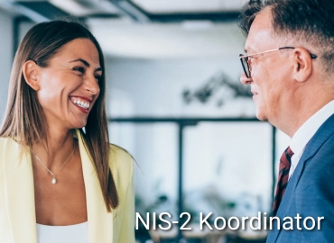 Zwei Personen im professionellen Gespräch in moderner Büroeinrichtung, eingeblendeter Text „NIS2 Koordinator“ – Darstellung einer Schulung oder Rolle im Rahmen der NIS-2-Richtlinie.