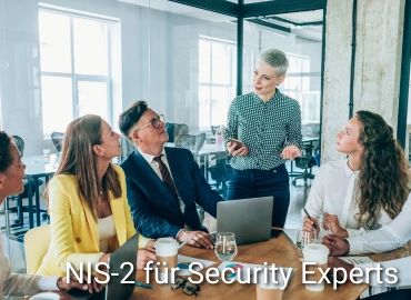 Personengruppe in Besprechungssituation mit Laptop und Getränken, eine Person präsentiert stehend, eingeblendeter Text „NIS2-Praxis Workshop“ – Darstellung eines interaktiven Workshops zur praktischen Umsetzung der NIS2-Richtlinie.