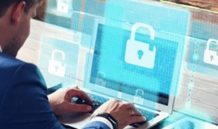 Person am Laptop mit mehreren eingeblendeten Schloss-Symbolen – Darstellung für Integrität und Schutz von Daten in digitalen Systemen.