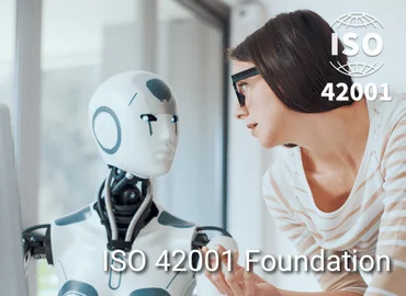 Person blickt einen humanoiden Roboter an, eingeblendet das ISO 42001-Siegel – Darstellung für ISO 42001 Foundation Training im Bereich Künstliche Intelligenz und Managementsysteme.