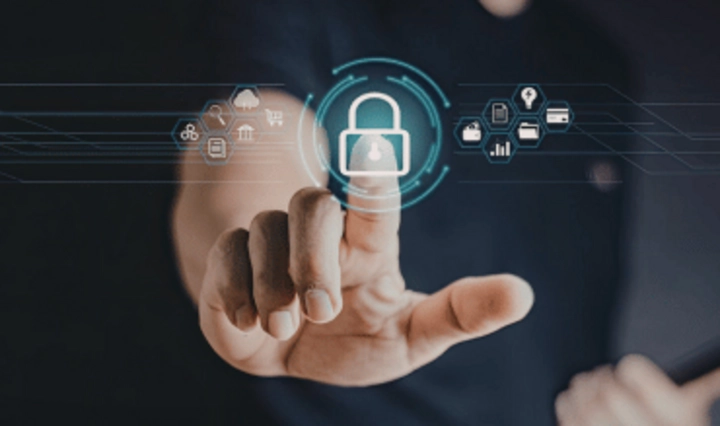 Interaktion mit digitalem Schloss als Symbol für grundlegende IT-Sicherheit und Verschlüsselung von Daten und Zugriffen