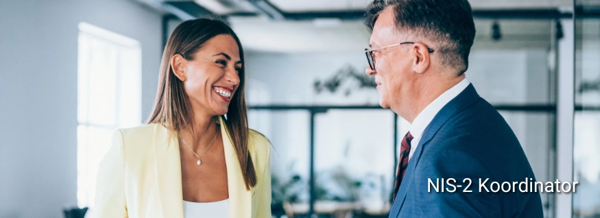 Zwei Personen im professionellen Gespräch in moderner Büroeinrichtung, eingeblendeter Text „NIS2 Koordinator“ – Darstellung einer Schulung oder Rolle im Rahmen der NIS2-Richtlinie.