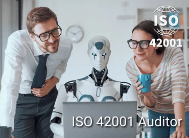 Zwei Personen mit Roboter vor einem Laptop, eingeblendet das ISO 42001-Siegel – Darstellung für ISO 42001 Auditor Training im Bereich Künstliche Intelligenz und Managementsysteme.