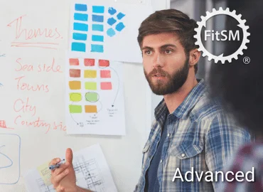 Person vor Whiteboard mit farbigen Notizen und Diagrammen, daneben FitSM-Symbol – Darstellung für FitSM Advanced Training oder vertiefende IT-Service-Management-Schulung.