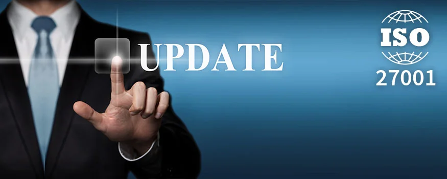 Person im Anzug tippt auf virtuelles Feld mit der Aufschrift „UPDATE“, rechts das ISO 27001-Siegel – Darstellung für ein Update-Training oder Aktualisierung im Bereich ISO 27001.