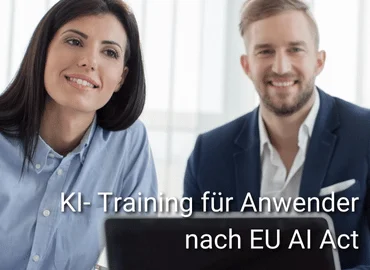 Zwei lächelnde Personen vor einem Laptop in heller Umgebung, eingeblendeter Text „KI-Training für Anwender nach EU AI Act“ – Darstellung eines Schulungsangebots zur Künstlichen Intelligenz im Kontext der EU-Verordnung.