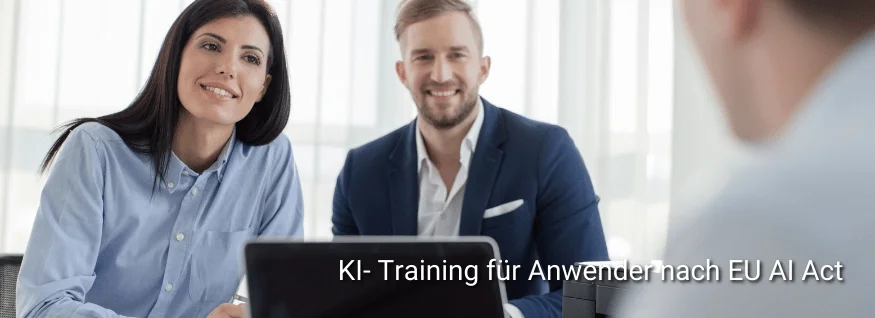 Zwei lächelnde Personen vor einem Laptop in heller Umgebung, eingeblendeter Text „KI-Training für Anwender nach EU AI Act“ – Darstellung eines Schulungsangebots zur Künstlichen Intelligenz im Kontext der EU-Verordnung.