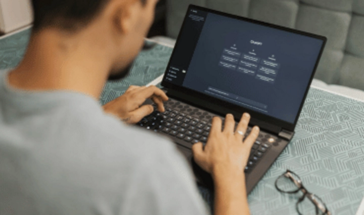 Person arbeitet am Laptop mit KI-Tool als Symbol für den sicheren und praxisnahen Einsatz von KI wie ChatGPT im beruflichen Arbeitsalltag