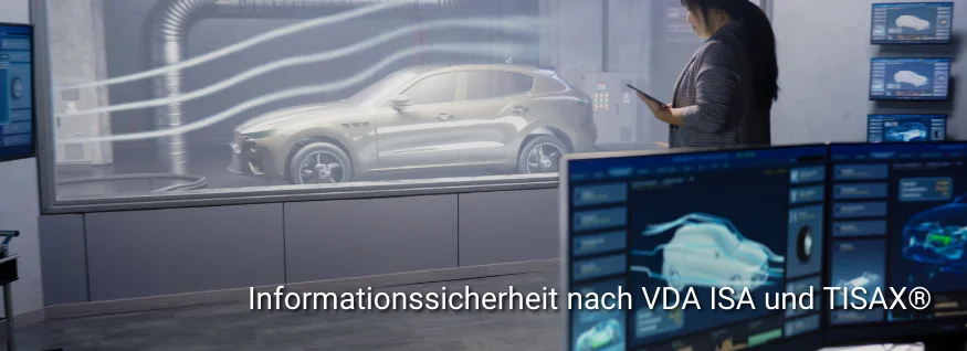 Mitarbeiterin mit Tablet in Prüfumgebung eines Fahrzeugs, im Vordergrund Monitore mit Fahrzeuggrafik. Schriftzug: „Informationssicherheit nach VDA ISA und TISAX®“.