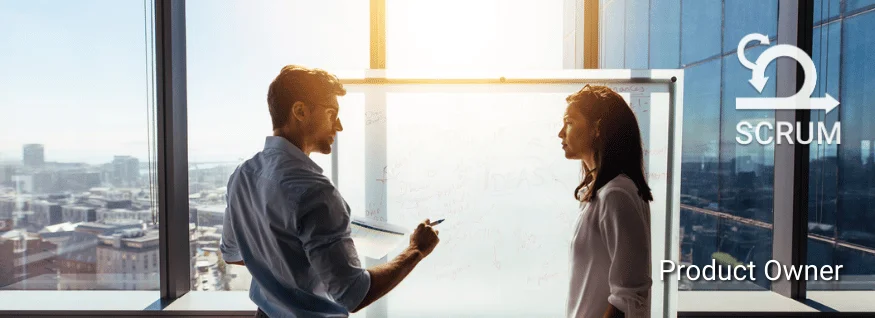 Zwei Personen stehen sich in einem hellen Raum gegenüber, eine davon spricht gestikulierend, eingeblendet Scrum-Symbol – Darstellung für Scrum Product Owner Training.