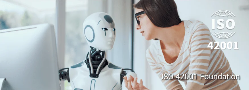 Person blickt einen humanoiden Roboter an, eingeblendet das ISO 42001-Siegel – Darstellung für ISO 42001 Foundation Training im Bereich Künstliche Intelligenz und Managementsysteme.
