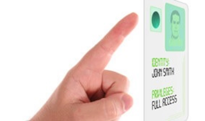 Finger zeigt auf digitales Display mit grüner Statusanzeige und Nutzerdaten – Darstellung für Zurechenbarkeit, Benutzeridentifikation oder dokumentierte Zugriffskontrolle.