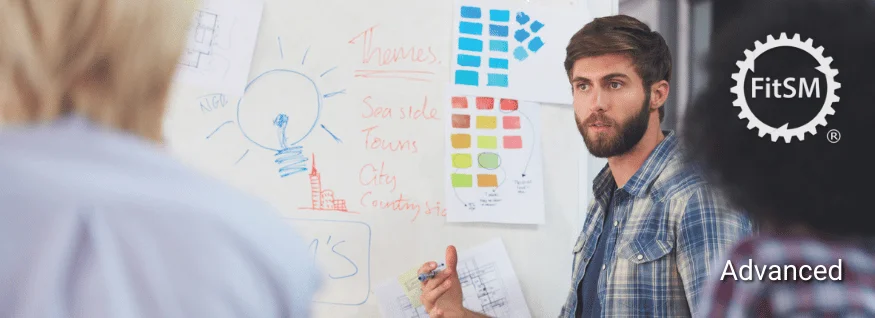 Person vor Whiteboard mit farbigen Notizen und Diagrammen, daneben FitSM-Symbol – Darstellung für FitSM Advanced Training oder vertiefende IT-Service-Management-Schulung.