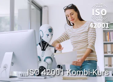 Person im Gespräch mit humanoidem Roboter an einem Arbeitsplatz, eingeblendet das ISO 42001-Siegel – Darstellung für ISO 42001 Kombi-Kurs im Bereich Management von Künstlicher Intelligenz.
