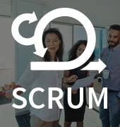Personengruppe in Besprechung mit Unterlagen und Whiteboard, groß eingeblendetes Scrum-Symbol – Darstellung für agiles Arbeiten oder Scrum-Schulung.
