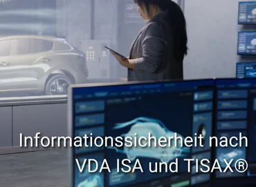 Mitarbeiterin mit Tablet in Prüfumgebung eines Fahrzeugs, im Vordergrund Monitore mit Fahrzeuggrafik. Schriftzug: „Informationssicherheit nach VDA ISA und TISAX®“.