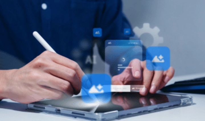 Person arbeitet mit Stift auf Tablet mit eingeblendeten KI und System Symbolen als Darstellung der Prüfung, Bewertung und Weiterentwicklung von KI Managementsystemen