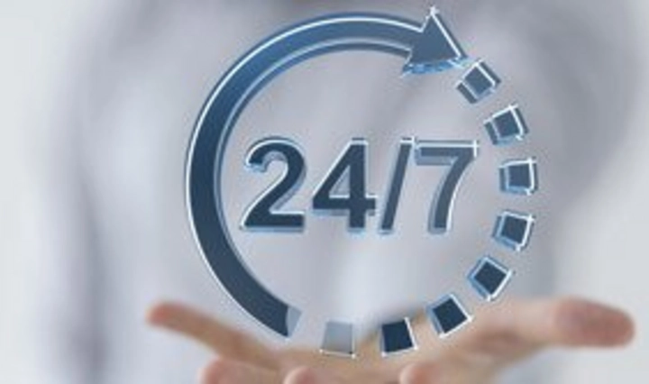 Offene Hand mit schwebendem 24/7-Symbol in Form eines stilisierten Uhrkreises – Darstellung für ständige Verfügbarkeit oder durchgehenden Service.